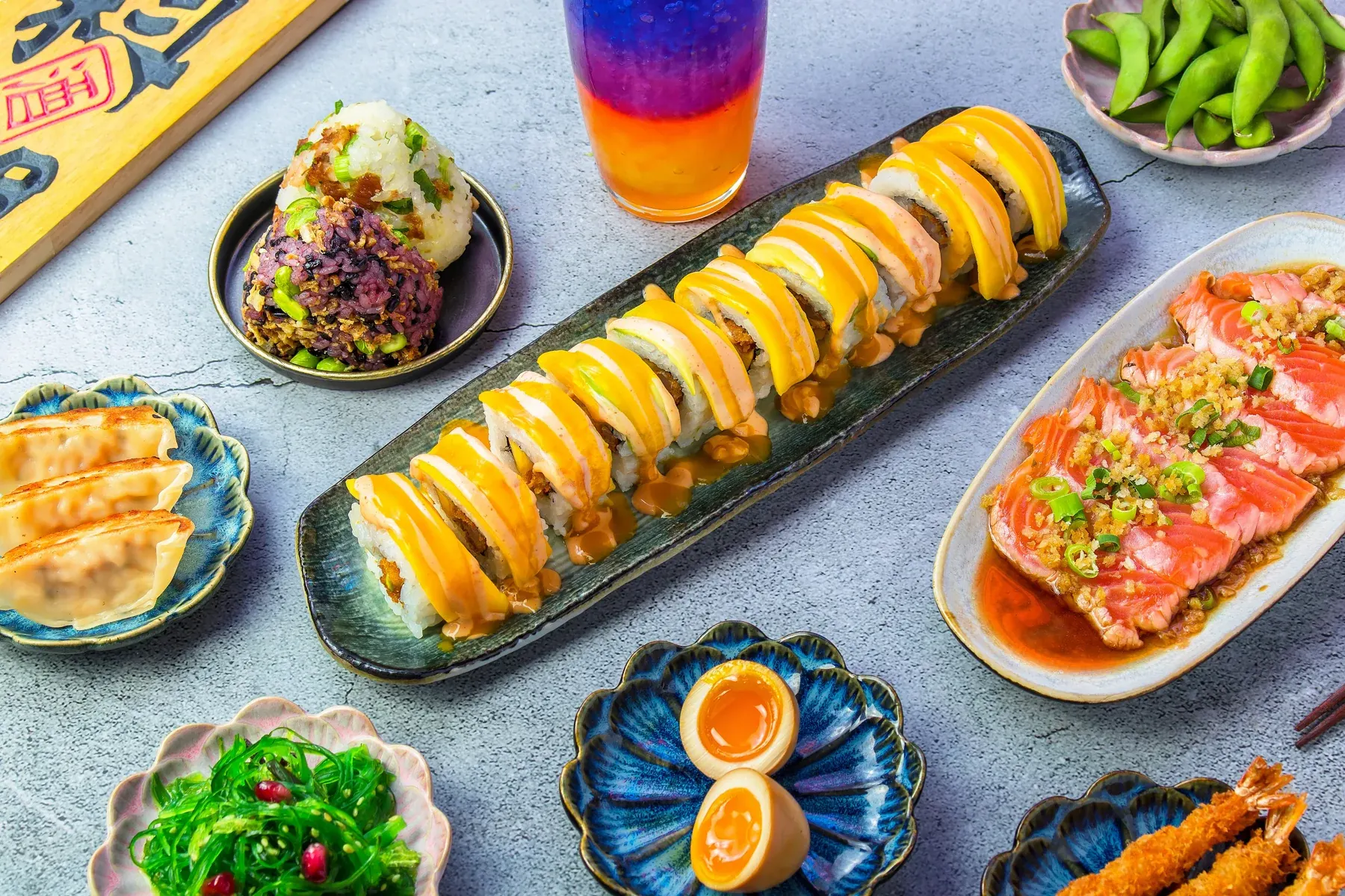 Makis, sashimis et petits plats servis au Japanese Bistro Yummy