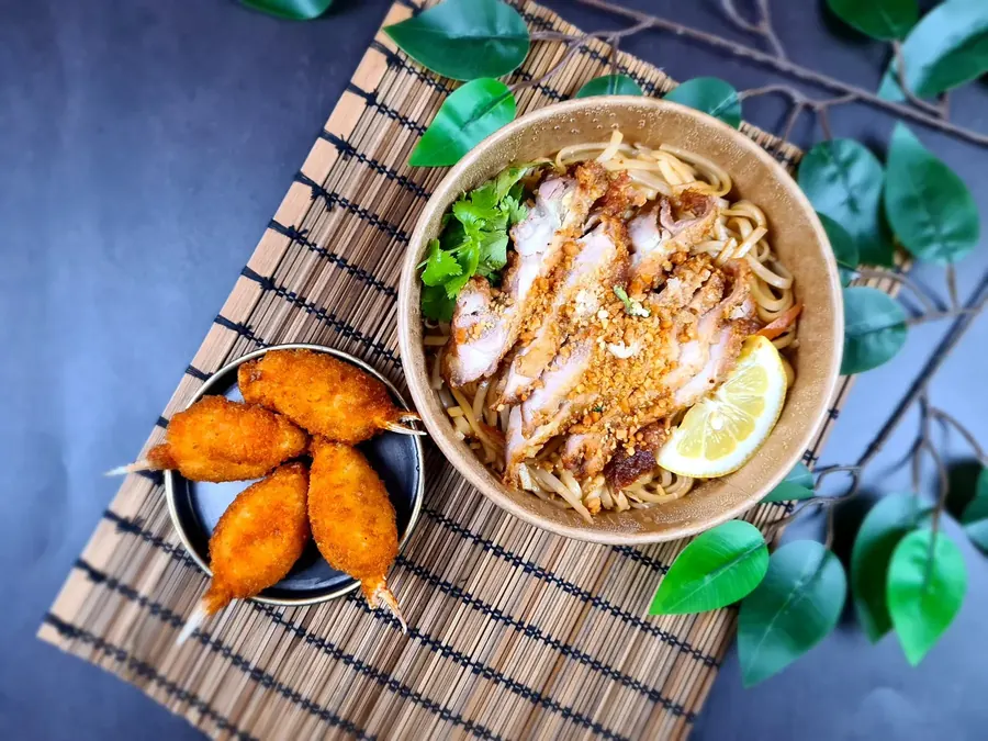 Un bol de nouilles au poulet et des croquettes