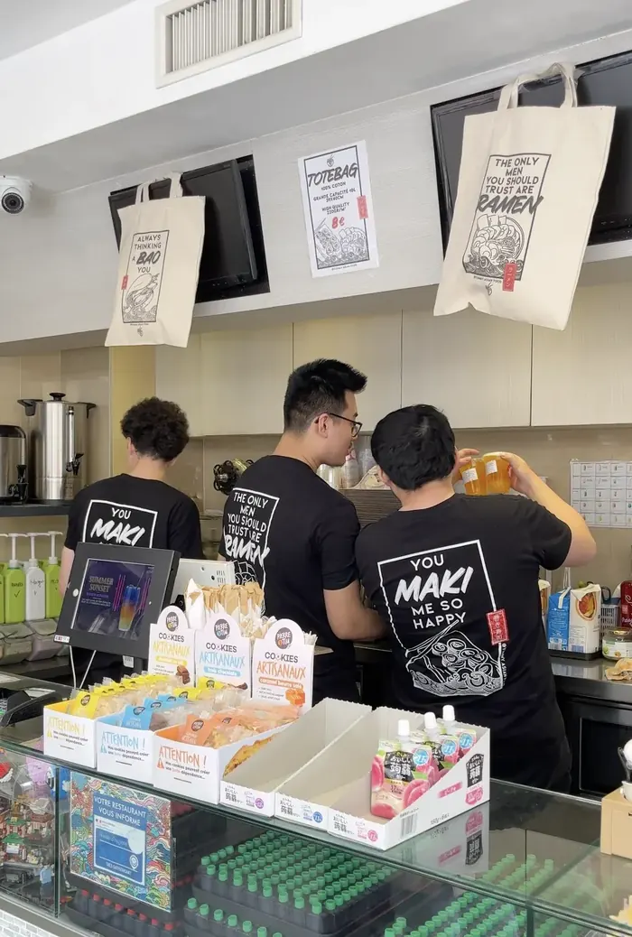 L’équipe de Yummy derrière le comptoir