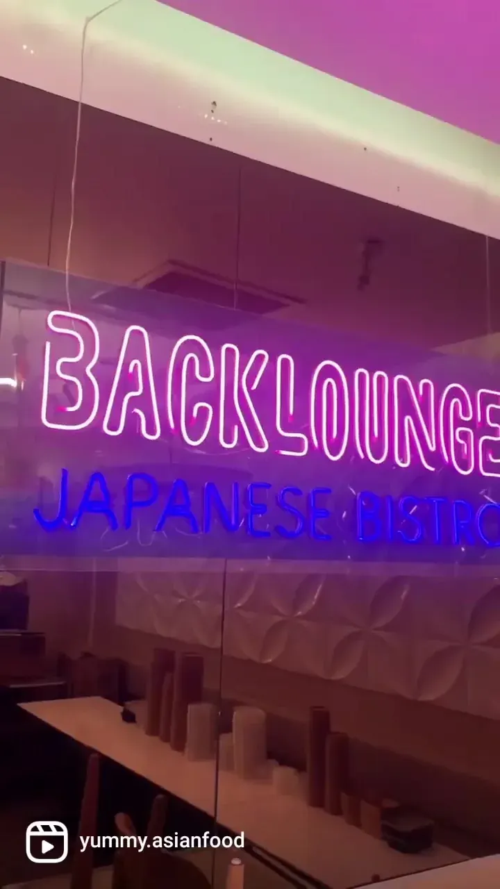 Le néon violet « Backlounge, Japanese Bistro » dans la salle
